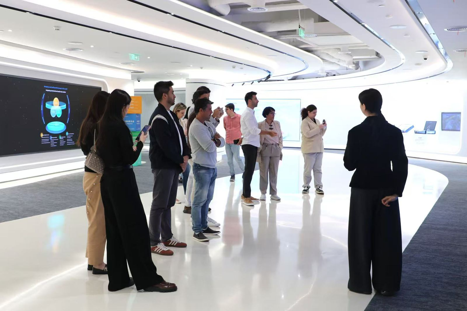 Visita a um showroom de inovação em saúde durante a imersão CHI