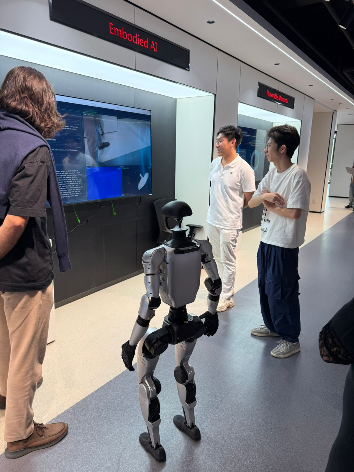 Demonstração de robô humanoide em hospital chinês