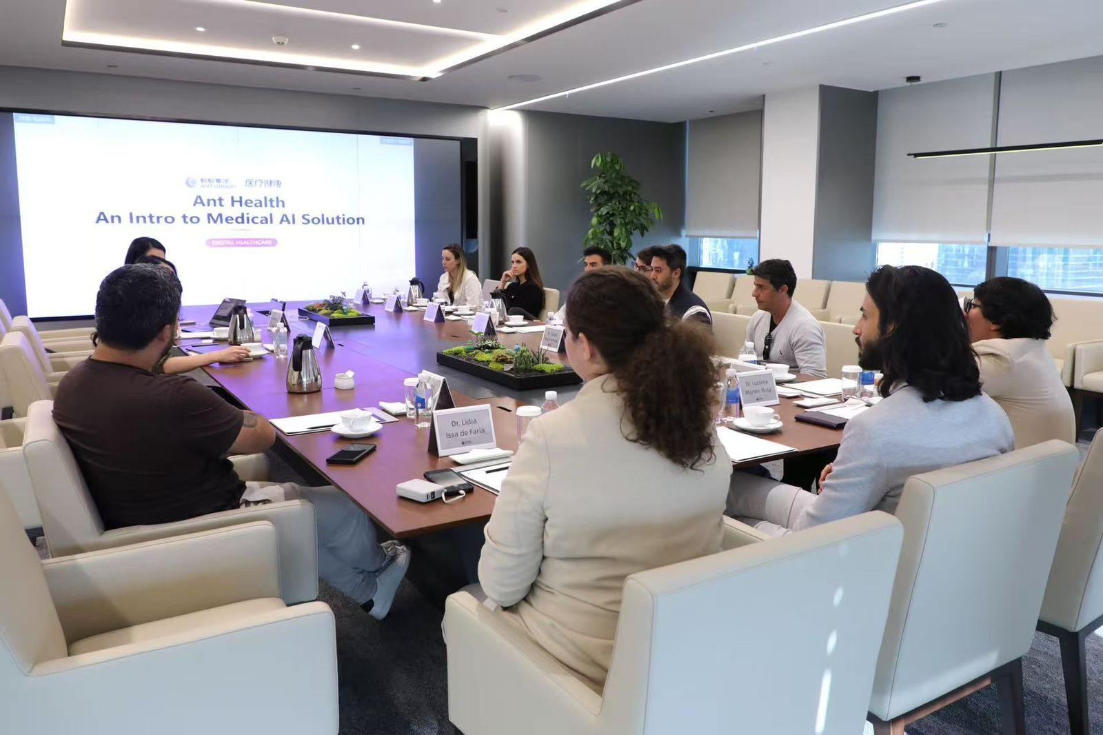 Grupo de participantes em visita técnica do CHI